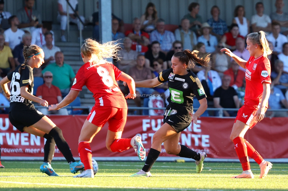 Twente Vrouwen - Sturm Damen
UEFA Champions League Qualifikation, 1. Runde, FC Twente Enschede Vrouwen - SK Sturm Graz Damen, Stadion Schreuserve Enschede, 06.09.2023. 

Foto zeigt Christina Gierzinger (Sturm Damen) und Julia Keutz (Sturm Damen)
