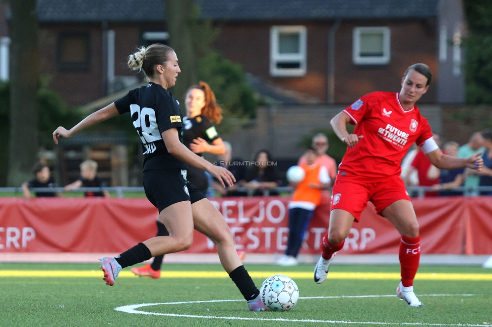 Twente Vrouwen - Sturm Damen
UEFA Champions League Qualifikation, 1. Runde, FC Twente Enschede Vrouwen - SK Sturm Graz Damen, Stadion Schreuserve Enschede, 06.09.2023. 

Foto zeigt Modesta Uka (Sturm Damen)
