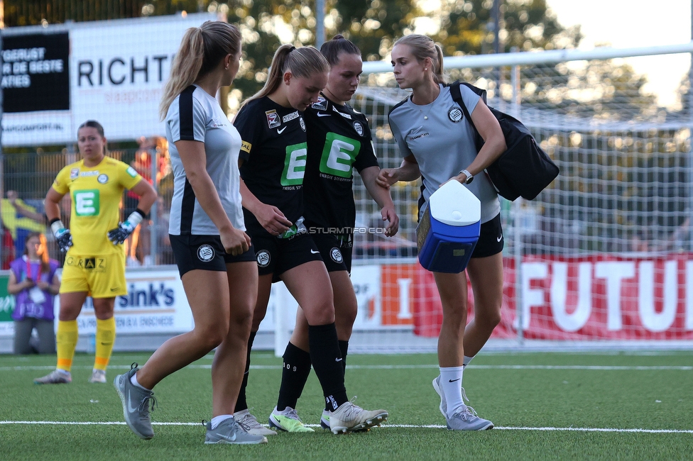 Twente Vrouwen - Sturm Damen
UEFA Champions League Qualifikation, 1. Runde, FC Twente Enschede Vrouwen - SK Sturm Graz Damen, Stadion Schreuserve Enschede, 06.09.2023. 

Foto zeigt Victoria Anelli-Monti (Aerztin Sturm Damen), Anna Wirnsberger (Sturm Damen), Julia Keutz (Sturm Damen) und Carmen Schauer (Physiotherapeutin Sturm Graz)
