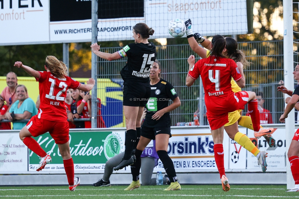 Twente Vrouwen - Sturm Damen
UEFA Champions League Qualifikation, 1. Runde, FC Twente Enschede Vrouwen - SK Sturm Graz Damen, Stadion Schreuserve Enschede, 06.09.2023. 

Foto zeigt Sophie Maierhofer (Sturm Damen) und Mariella El Sherif (Sturm Damen)
