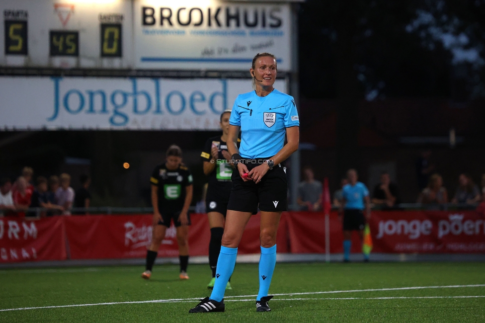 Twente Vrouwen - Sturm Damen
UEFA Champions League Qualifikation, 1. Runde, FC Twente Enschede Vrouwen - SK Sturm Graz Damen, Stadion Schreuserve Enschede, 06.09.2023. 

Foto zeigt die Schiedsrichterin
