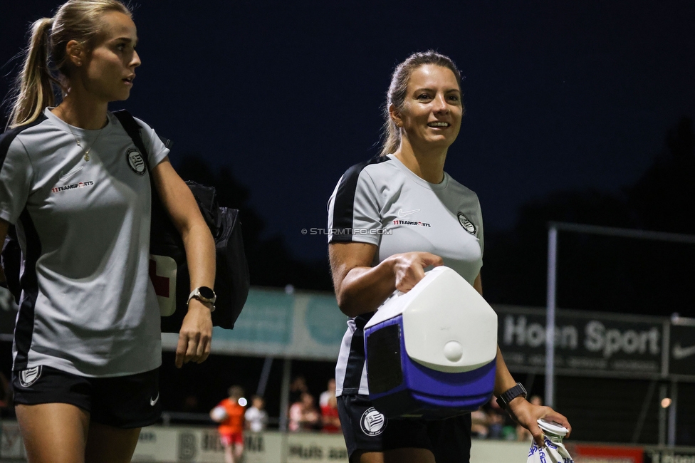 Twente Vrouwen - Sturm Damen
UEFA Champions League Qualifikation, 1. Runde, FC Twente Enschede Vrouwen - SK Sturm Graz Damen, Stadion Schreuserve Enschede, 06.09.2023. 

Foto zeigt Carmen Schauer (Physiotherapeutin Sturm Graz) und Victoria Anelli-Monti (Aerztin Sturm Damen)
