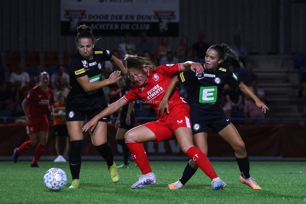 Twente Vrouwen - Sturm Damen
UEFA Champions League Qualifikation, 1. Runde, FC Twente Enschede Vrouwen - SK Sturm Graz Damen, Stadion Schreuserve Enschede, 06.09.2023. 

Foto zeigt Ruzika Krajinovic (Sturm Damen) und Jasmin Reichmann (Sturm Damen)
