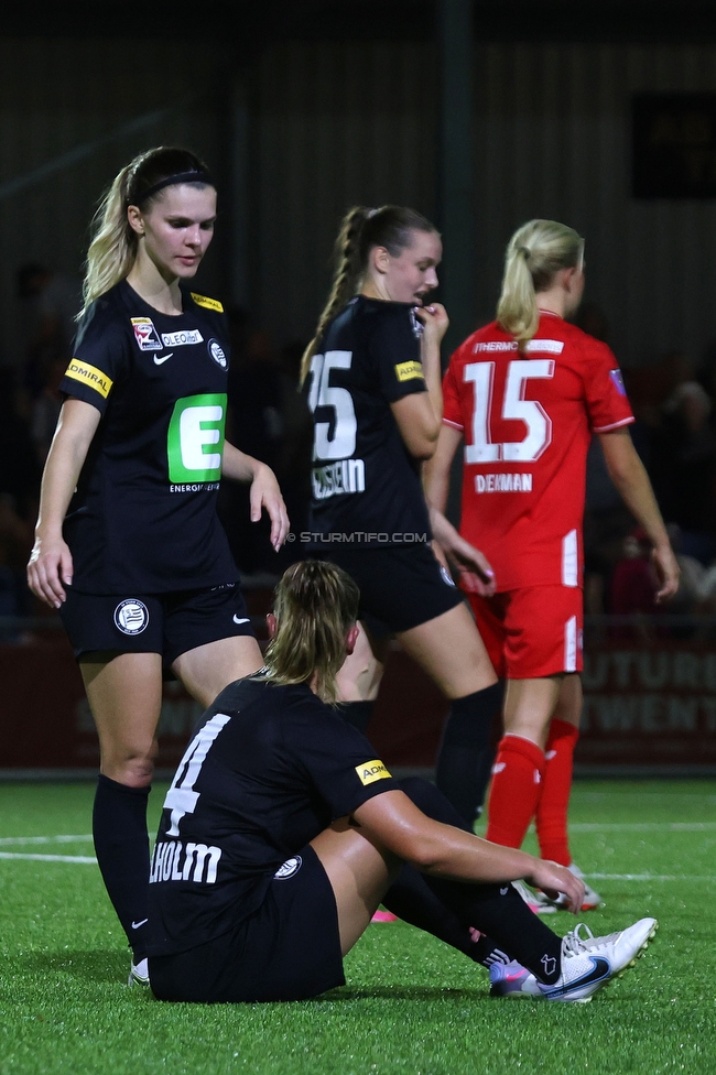 Twente Vrouwen - Sturm Damen
UEFA Champions League Qualifikation, 1. Runde, FC Twente Enschede Vrouwen - SK Sturm Graz Damen, Stadion Schreuserve Enschede, 06.09.2023. 

Foto zeigt #std9 und Laura Lillholm-Petersen (Sturm Damen)
