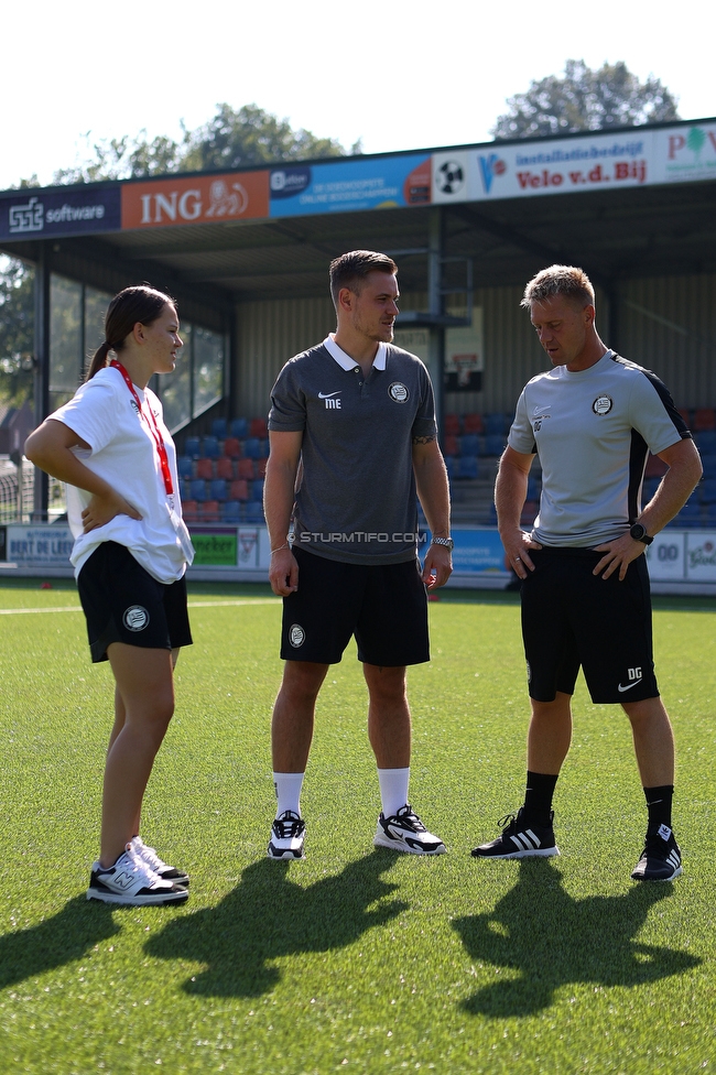 Sturm Damen - UMF Stjarnan
UEFA Champions League Qualifikation, 1. Runde, SK Sturm Graz Damen - UMF Stjarnan, Stadion Schreuserve Enschede, 09.09.2023. 

Foto zeigt Julia Keutz (Sturm Damen), Michael Erlitz (Sportlicher Leiter Sturm Damen) und Daniel Gutschi (Torwart-Trainer Sturm Damen)
