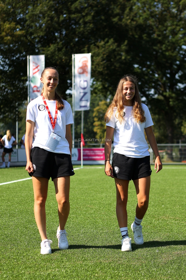 Sturm Damen - UMF Stjarnan
UEFA Champions League Qualifikation, 1. Runde, SK Sturm Graz Damen - UMF Stjarnan, Stadion Schreuserve Enschede, 09.09.2023. 

Foto zeigt Christina Gierzinger (Sturm Damen) und Elena Goessler (Sturm Damen)
