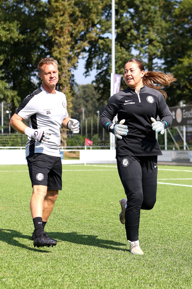 Sturm Damen - UMF Stjarnan
UEFA Champions League Qualifikation, 1. Runde, SK Sturm Graz Damen - UMF Stjarnan, Stadion Schreuserve Enschede, 09.09.2023. 

Foto zeigt Daniel Gutschi (Torwart-Trainer Sturm Damen) und Mariella El Sherif (Sturm Damen)
