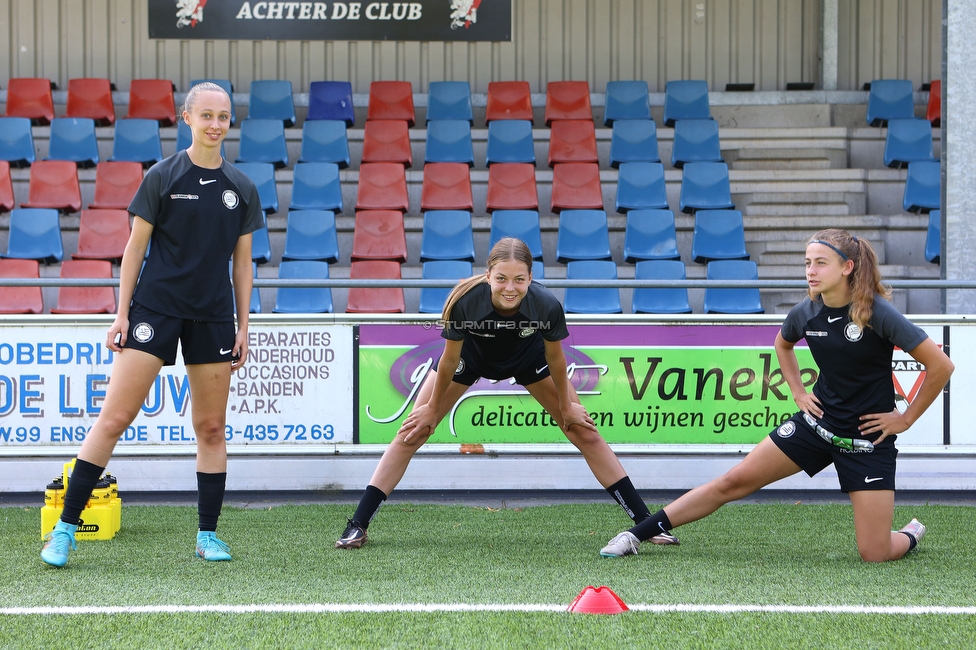 Sturm Damen - UMF Stjarnan
UEFA Champions League Qualifikation, 1. Runde, SK Sturm Graz Damen - UMF Stjarnan, Stadion Schreuserve Enschede, 09.09.2023. 

Foto zeigt Christina Gierzinger (Sturm Damen), Victoria Glabonjat (Sturm Damen) und Elena Goessler (Sturm Damen)
