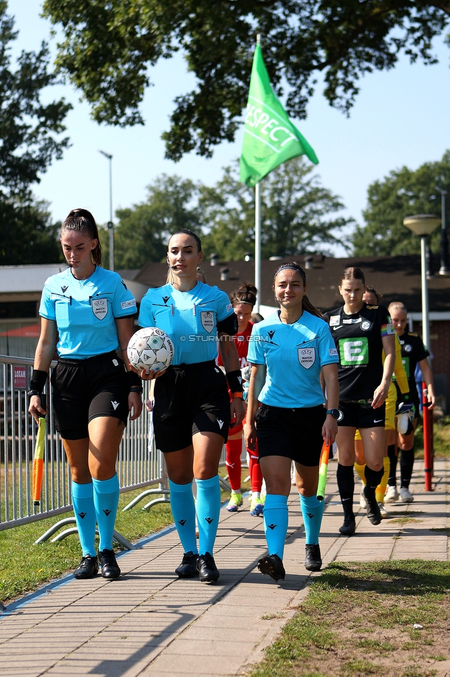 Sturm Damen - UMF Stjarnan
UEFA Champions League Qualifikation, 1. Runde, SK Sturm Graz Damen - UMF Stjarnan, Stadion Schreuserve Enschede, 09.09.2023. 

Foto zeigt das Schiedsrichterteam
