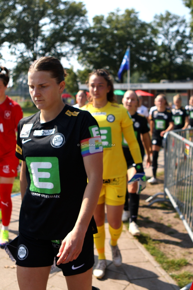 Sturm Damen - UMF Stjarnan
UEFA Champions League Qualifikation, 1. Runde, SK Sturm Graz Damen - UMF Stjarnan, Stadion Schreuserve Enschede, 09.09.2023. 

Foto zeigt Sophie Maierhofer (Sturm Damen) und Vanessa Gritzner (Sturm Damen)
