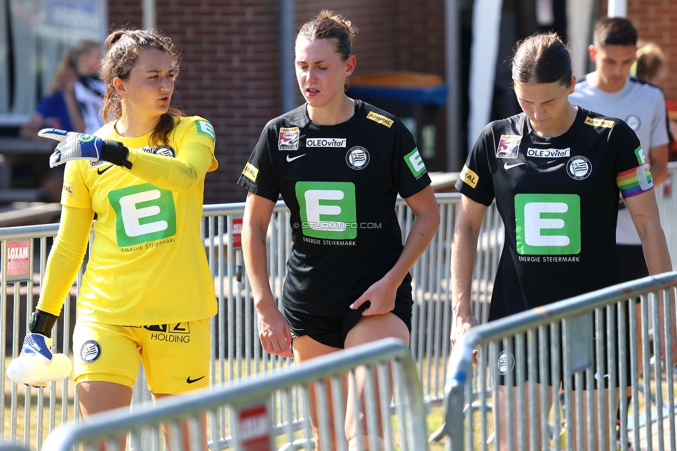 Sturm Damen - UMF Stjarnan
UEFA Champions League Qualifikation, 1. Runde, SK Sturm Graz Damen - UMF Stjarnan, Stadion Schreuserve Enschede, 09.09.2023. 

Foto zeigt Vanessa Gritzner (Sturm Damen), Laura Krumboeck (Sturm Damen) und Sophie Maierhofer (Sturm Damen)
