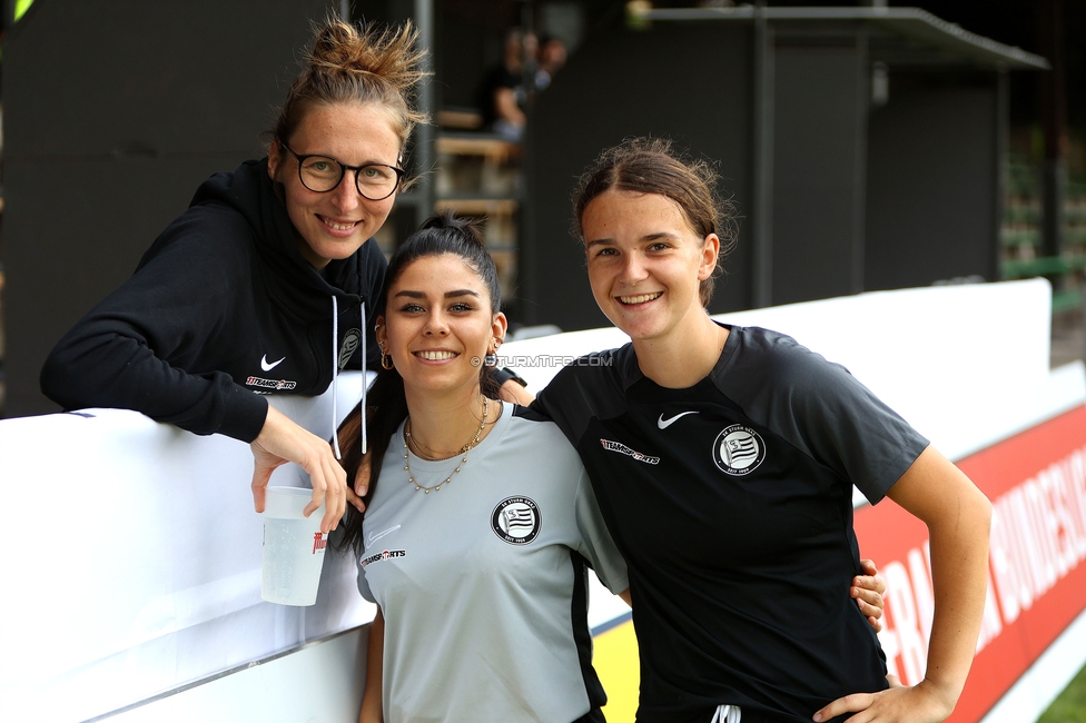 Sturm Damen - Austria Wien
OEFB Frauen Bundesliga, 3. Runde, SK Sturm Graz Damen - FK Austria Wien, Gruabn Graz, 16.09.2023. 

Foto zeigt Nina Huetter (Teammanagerin Aka Sturm Damen) , Carina Tretnjak (Masseurin Sturm Damen) und Leonie Christin Tragl (Sturm Damen)
