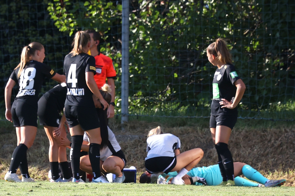 Sturm Damen - Austria Wien
OEFB Frauen Bundesliga, 3. Runde, SK Sturm Graz Damen - FK Austria Wien, Gruabn Graz, 16.09.2023. 

Foto zeigt Carmen Schauer (Physiotherapeutin Sturm Graz) und Mariella El Sherif (Sturm Damen)
