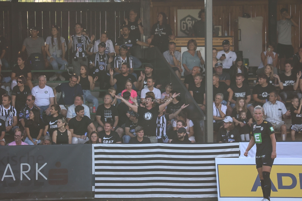 Sturm Damen - Austria Wien
OEFB Frauen Bundesliga, 3. Runde, SK Sturm Graz Damen - FK Austria Wien, Gruabn Graz, 16.09.2023. 

Foto zeigt Fans von Sturm
