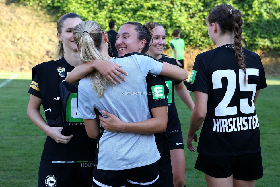 Sturm Damen - Austria Wien
OEFB Frauen Bundesliga, 3. Runde, SK Sturm Graz Damen - FK Austria Wien, Gruabn Graz, 16.09.2023. 

Foto zeigt Andrea Glibo (Sturm Damen) und Carmen Schauer (Physiotherapeutin Sturm Graz)
