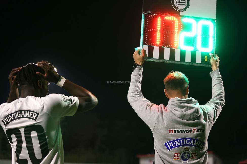 Leobendorf - Sturm Graz
OEFB Cup, 2. Runde, SV Leobendorf - SK Sturm Graz, Franz Haas Stadion Leobendorf, 27.09.2023. 

Foto zeigt Seedyahmed Tijan Jatta (Sturm) und Martin Ehrenreich (Teammanagement Sturm)
