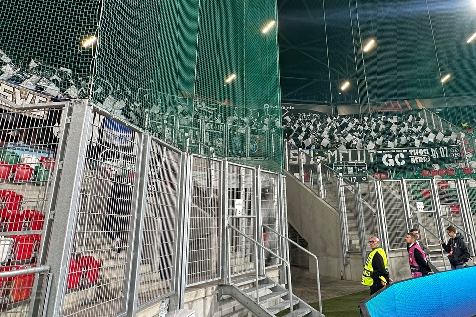 Rakow Czestochowa - Sturm Graz
UEFA Europa League Gruppenphase 2. Spieltag, Rakow Czestochowa - SK Sturm Graz, Zaglebiowski Park Sportowy Sosnowiec, 05.10.2023. 

Foto zeigt Fans von Sturm mit einer Choreografie
