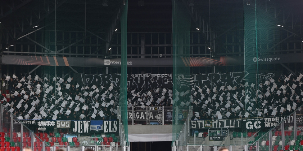 Rakow Czestochowa - Sturm Graz
UEFA Europa League Gruppenphase 2. Spieltag, Rakow Czestochowa - SK Sturm Graz, Zaglebiowski Park Sportowy Sosnowiec, 05.10.2023. 

Foto zeigt Fans von Sturm mit einer Choreografie
