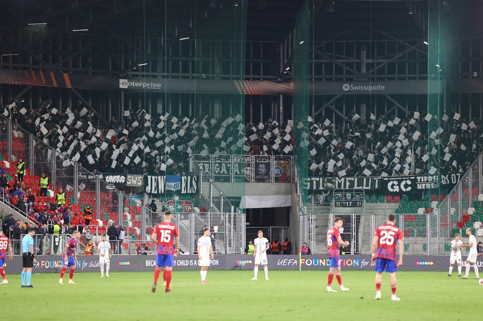 Rakow Czestochowa - Sturm Graz
UEFA Europa League Gruppenphase 2. Spieltag, Rakow Czestochowa - SK Sturm Graz, Zaglebiowski Park Sportowy Sosnowiec, 05.10.2023. 

Foto zeigt Fans von Sturm mit einer Choreografie
