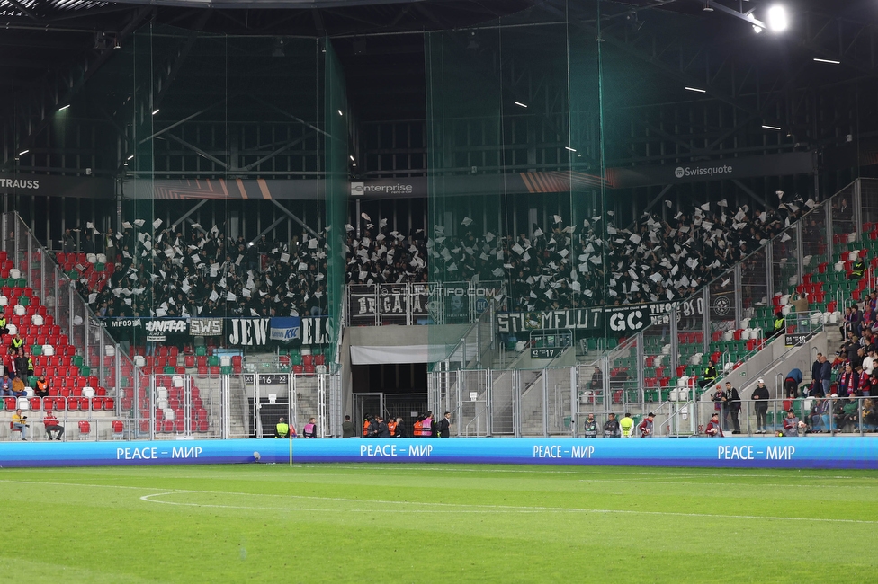 Rakow Czestochowa - Sturm Graz
UEFA Europa League Gruppenphase 2. Spieltag, Rakow Czestochowa - SK Sturm Graz, Zaglebiowski Park Sportowy Sosnowiec, 05.10.2023. 

Foto zeigt Fans von Sturm mit einer Choreographie
