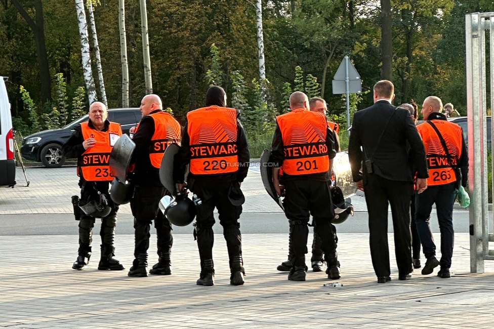 Rakow Czestochowa - Sturm Graz
UEFA Europa League Gruppenphase 2. Spieltag, Rakow Czestochowa - SK Sturm Graz, Zaglebiowski Park Sportowy Sosnowiec, 05.10.2023. 

Foto zeigt Security
