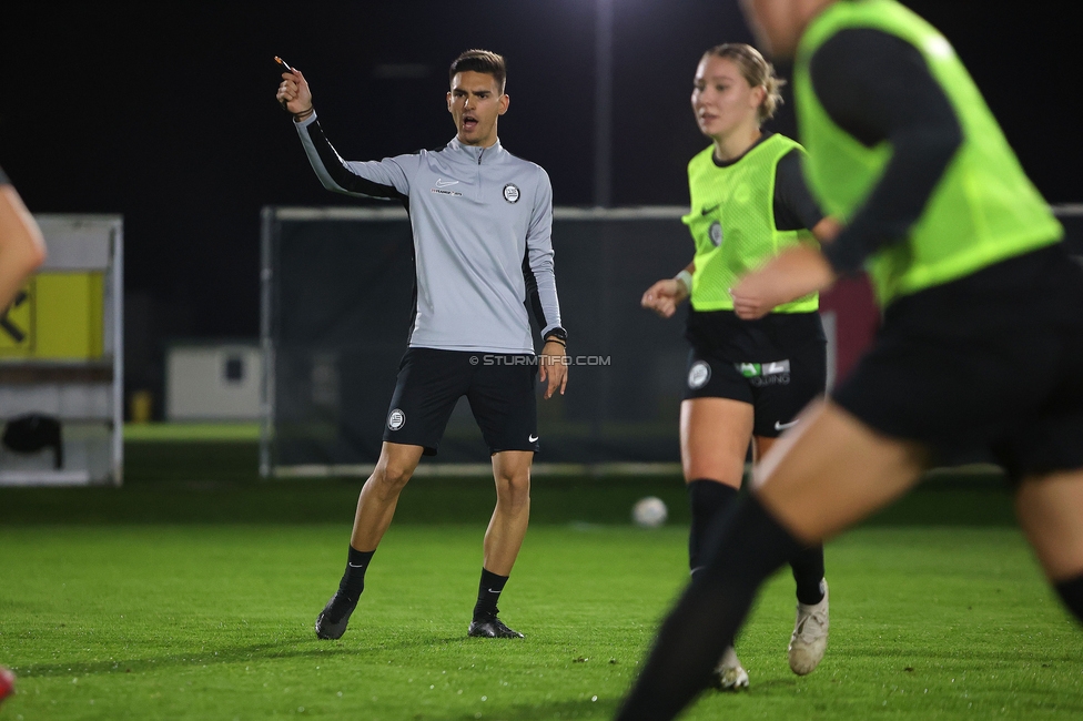 Sturm Damen - St. Poelten
OEFB Frauen Bundesliga, 5. Runde, SK Sturm Graz Damen - SKN St. Poelten, Trainingszentrum Messendorf, 06.10.2023. 

Foto zeigt Tode Djakovic (Videoanalyst Sturm Damen)
