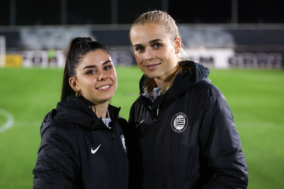 Sturm Damen - St. Poelten
OEFB Frauen Bundesliga, 5. Runde, SK Sturm Graz Damen - SKN St. Poelten, Trainingszentrum Messendorf, 06.10.2023. 

Foto zeigt Carina Tretnjak (Masseurin Sturm Damen) und Carmen Schauer (Physiotherapeutin Sturm Graz)
