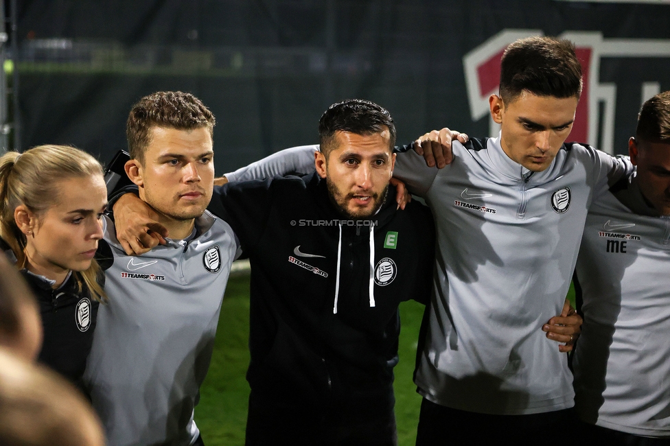 Sturm Damen - St. Poelten
OEFB Frauen Bundesliga, 5. Runde, SK Sturm Graz Damen - SKN St. Poelten, Trainingszentrum Messendorf, 06.10.2023. 

Foto zeigt David Url (Athletiktrainer Sturm Damen), Sargon Duran (Cheftrainer Sturm Damen) und Tode Djakovic (Videoanalyst Sturm Damen)
