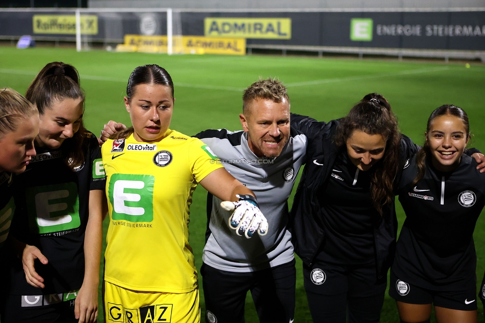 Sturm Damen - St. Poelten
OEFB Frauen Bundesliga, 5. Runde, SK Sturm Graz Damen - SKN St. Poelten, Trainingszentrum Messendorf, 06.10.2023. 

Foto zeigt Mariella El Sherif (Sturm Damen), Daniel Gutschi (Torwart-Trainer Sturm Damen), Vanessa Gritzner (Sturm Damen) und Jasmin Reichmann (Sturm Damen)
