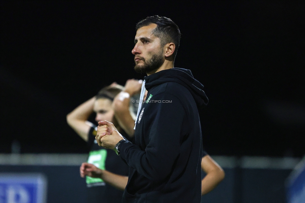 Sturm Damen - St. Poelten
OEFB Frauen Bundesliga, 5. Runde, SK Sturm Graz Damen - SKN St. Poelten, Trainingszentrum Messendorf, 06.10.2023. 

Foto zeigt Sargon Duran (Cheftrainer Sturm Damen)
