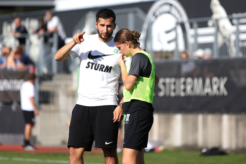 Sturm Damen - Blau Weiss Linz
OEFB Frauen Bundesliga, 6. Runde, SK Sturm Graz Damen - FC Blau Weiss Linz Union Kleinmuenchen, Trainingszentrum Messendorf, 14.10.2023. 

Foto zeigt Sargon Duran (Cheftrainer Sturm Damen) und Leonie Christin Tragl (Sturm Damen)
