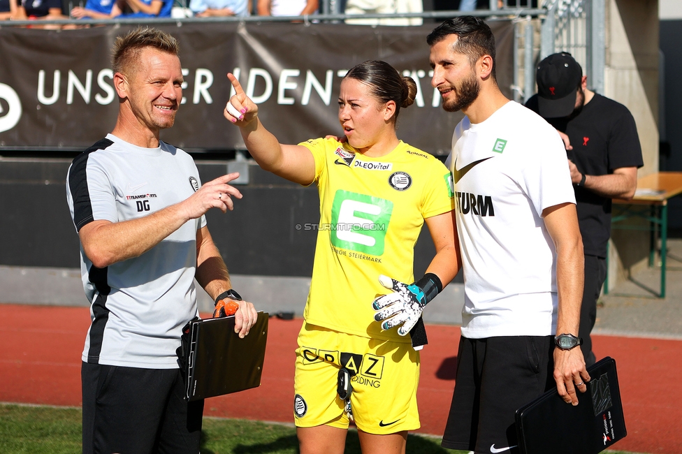 Sturm Damen - Blau Weiss Linz
OEFB Frauen Bundesliga, 6. Runde, SK Sturm Graz Damen - FC Blau Weiss Linz Union Kleinmuenchen, Trainingszentrum Messendorf, 14.10.2023. 

Foto zeigt Daniel Gutschi (Torwart-Trainer Sturm Damen), Mariella El Sherif (Sturm Damen) und Sargon Duran (Cheftrainer Sturm Damen)
