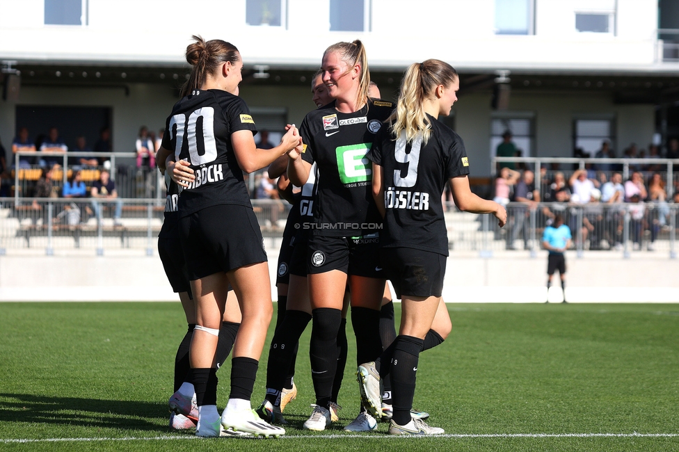 Sturm Damen - Blau Weiss Linz
OEFB Frauen Bundesliga, 6. Runde, SK Sturm Graz Damen - FC Blau Weiss Linz Union Kleinmuenchen, Trainingszentrum Messendorf, 14.10.2023. 

Foto zeigt Laura Krumboeck (Sturm Damen) und Laura Lillholm-Petersen (Sturm Damen)
