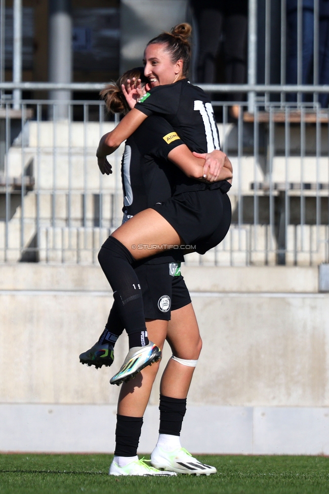 Sturm Damen - Blau Weiss Linz
OEFB Frauen Bundesliga, 6. Runde, SK Sturm Graz Damen - FC Blau Weiss Linz Union Kleinmuenchen, Trainingszentrum Messendorf, 14.10.2023. 

Foto zeigt Laura Krumboeck (Sturm Damen) und Andrea Glibo (Sturm Damen)
