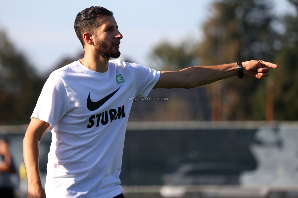 Sturm Damen - Blau Weiss Linz
OEFB Frauen Bundesliga, 6. Runde, SK Sturm Graz Damen - FC Blau Weiss Linz Union Kleinmuenchen, Trainingszentrum Messendorf, 14.10.2023. 

Foto zeigt Sargon Duran (Cheftrainer Sturm Damen)
