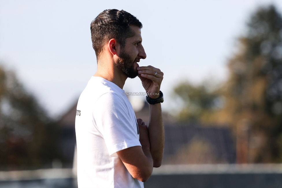 Sturm Damen - Blau Weiss Linz
OEFB Frauen Bundesliga, 6. Runde, SK Sturm Graz Damen - FC Blau Weiss Linz Union Kleinmuenchen, Trainingszentrum Messendorf, 14.10.2023. 

Foto zeigt Sargon Duran (Cheftrainer Sturm Damen)
