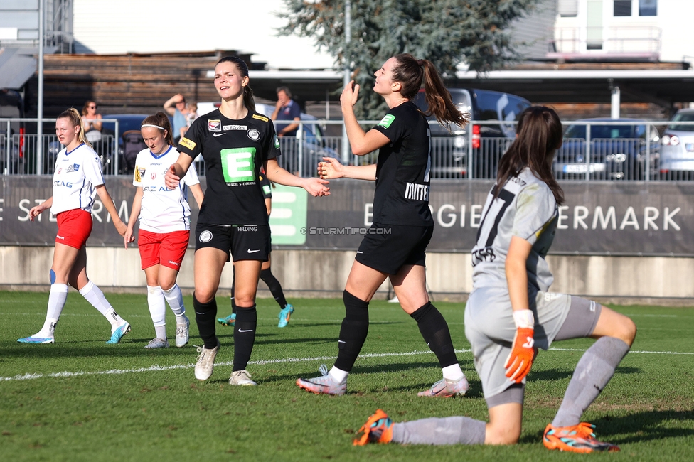 Sturm Damen - Blau Weiss Linz
OEFB Frauen Bundesliga, 6. Runde, SK Sturm Graz Damen - FC Blau Weiss Linz Union Kleinmuenchen, Trainingszentrum Messendorf, 14.10.2023. 

Foto zeigt Elena Koessler (Sturm Damen) und Linda Mittermair (Sturm Damen)
