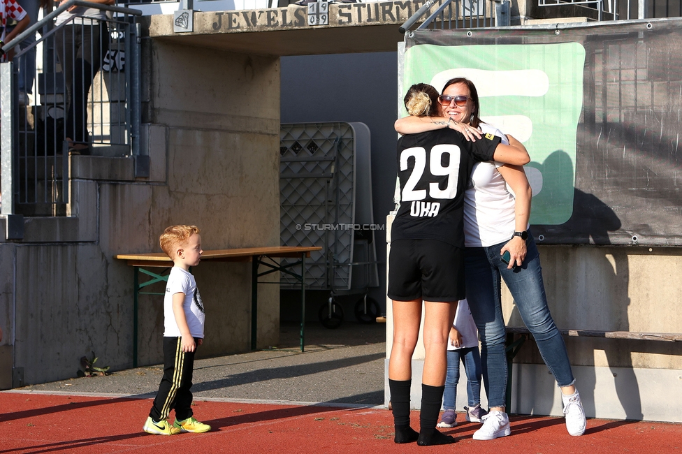 Sturm Damen - Blau Weiss Linz
OEFB Frauen Bundesliga, 6. Runde, SK Sturm Graz Damen - FC Blau Weiss Linz Union Kleinmuenchen, Trainingszentrum Messendorf, 14.10.2023. 

Foto zeigt Modesta Uka (Sturm Damen) und Susanne Gorny (Vorstand Sturm)
