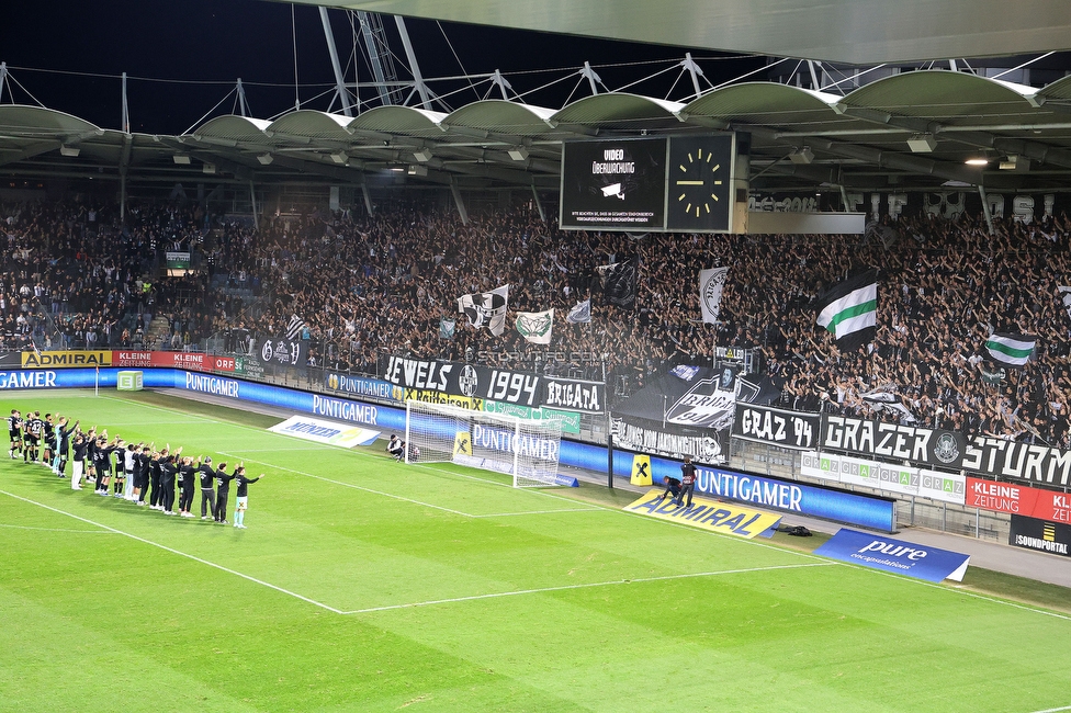 Sturm Graz - Hartberg
Oesterreichische Fussball Bundesliga, 11. Runde, SK Sturm Graz - TSV Hartberg,  Stadion Liebenau Graz, 21.10.2023. 

Foto zeigt die Mannschaft von Sturm und Fans von Sturm
