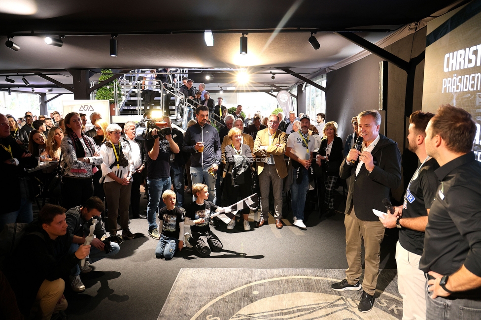 Sturm Graz - Hartberg
Oesterreichische Fussball Bundesliga, 11. Runde, SK Sturm Graz - TSV Hartberg,  Stadion Liebenau Graz, 21.10.2023. 

Foto zeigt die Eroeffnung der Sturm Sportsbar mit Christian Jauk (Praesident Sturm), Thomas Seidl (Stadionsprecher Sturm) und Thomas Tebbich (wirtsch. Geschaeftsfuehrer Sturm)
