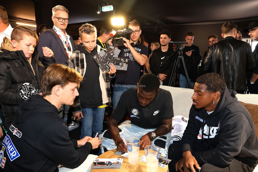 Sturm Graz - Hartberg
Oesterreichische Fussball Bundesliga, 11. Runde, SK Sturm Graz - TSV Hartberg,  Stadion Liebenau Graz, 21.10.2023. 

Foto zeigt die Eroeffnung der Sturm Sportsbar mit William Boeving (Sturm), Amadou Dante (Sturm) und Bryan Silva Teixeira Jr. (Sturm)
