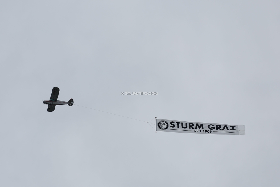 Sturm Graz - Hartberg
Oesterreichische Fussball Bundesliga, 11. Runde, SK Sturm Graz - TSV Hartberg,  Stadion Liebenau Graz, 21.10.2023. 

Foto zeigt ein Flugzeug
