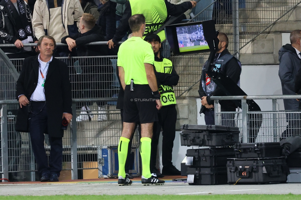 Sturm Graz - Atalanta
UEFA Europa League Gruppenphase 3. Spieltag, SK Sturm Graz - Atalanta Bergamo, Stadion Liebenau Graz, 26.10.2023. 

Foto zeigt den Schiedsrichter beim VAR Check
