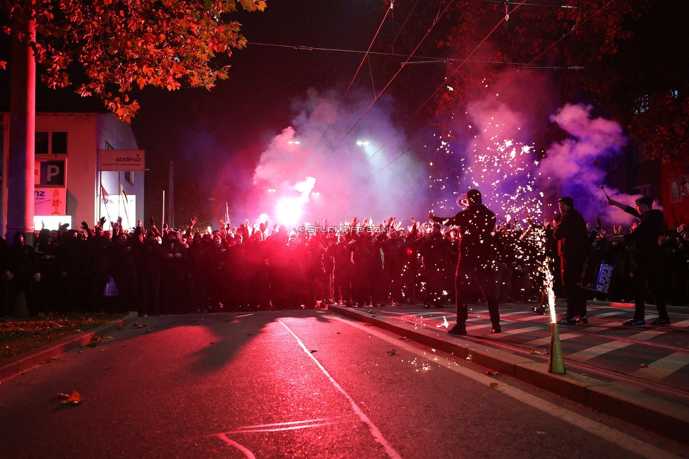 GAK - Sturm Graz
OEFB Cup, 3. Runde, GAK - SK Sturm Graz, Stadion Liebenau Graz, 02.11.2023. 

Foto zeigt Fans von Sturm mit Pyrotechnik
