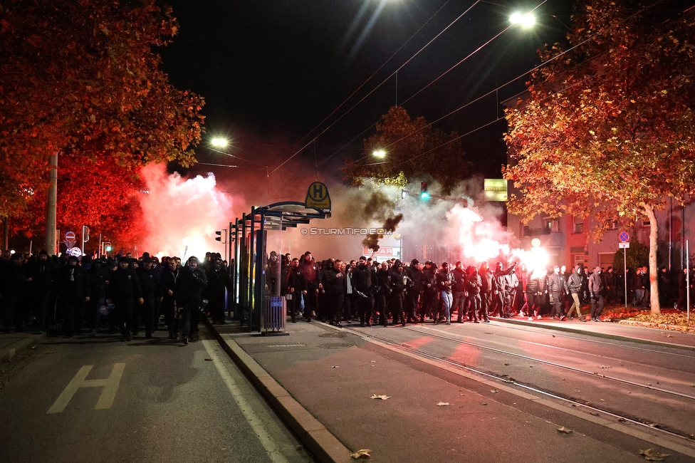 GAK - Sturm Graz
OEFB Cup, 3. Runde, Grazer AK - SK Sturm Graz, Stadion Liebenau Graz, 02.11.2023. 

Foto zeigt Fans von Sturm beim Corteo
