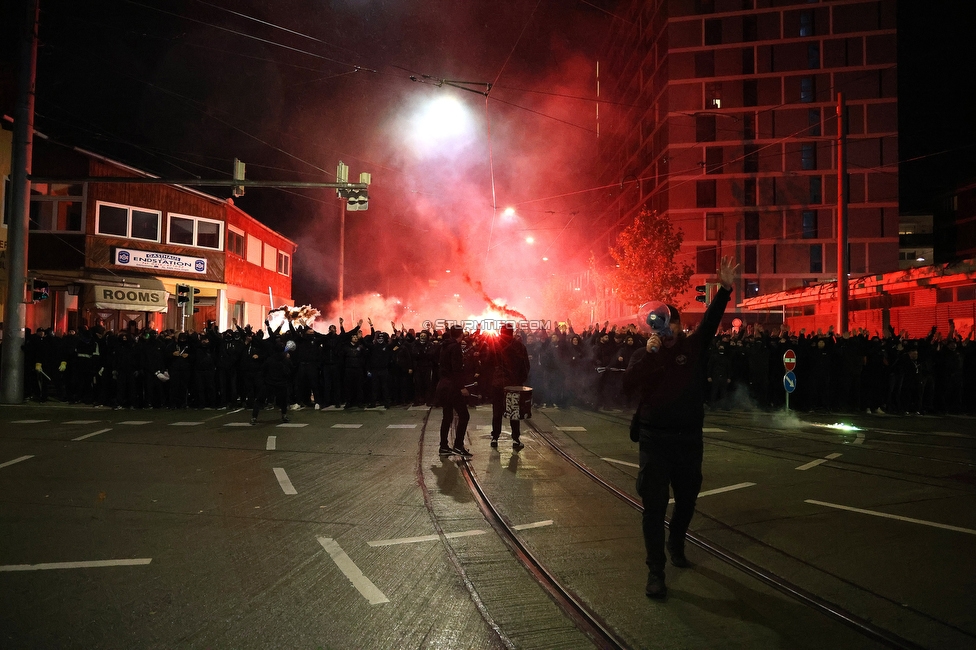 GAK - Sturm Graz
OEFB Cup, 3. Runde, Grazer AK - SK Sturm Graz, Stadion Liebenau Graz, 02.11.2023. 

Foto zeigt Fans von Sturm beim Corteo
