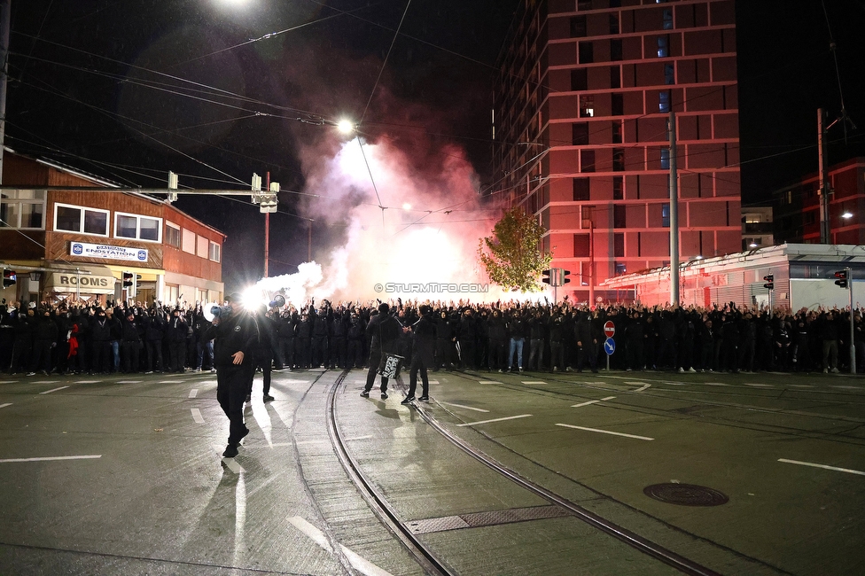 GAK - Sturm Graz
OEFB Cup, 3. Runde, Grazer AK - SK Sturm Graz, Stadion Liebenau Graz, 02.11.2023. 

Foto zeigt Fans von Sturm beim Corteo
