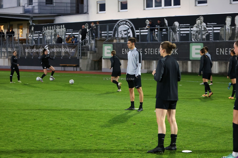 Sturm Damen - Vienna
OEFB Frauen Bundesliga, 8. Runde, SK Sturm Graz Damen - First Vienna FC 1894, Trainingszentrum Messendorf, 04.11.2023. 

Foto zeigt Tode Djakovic (Videoanalyst Sturm Damen)
