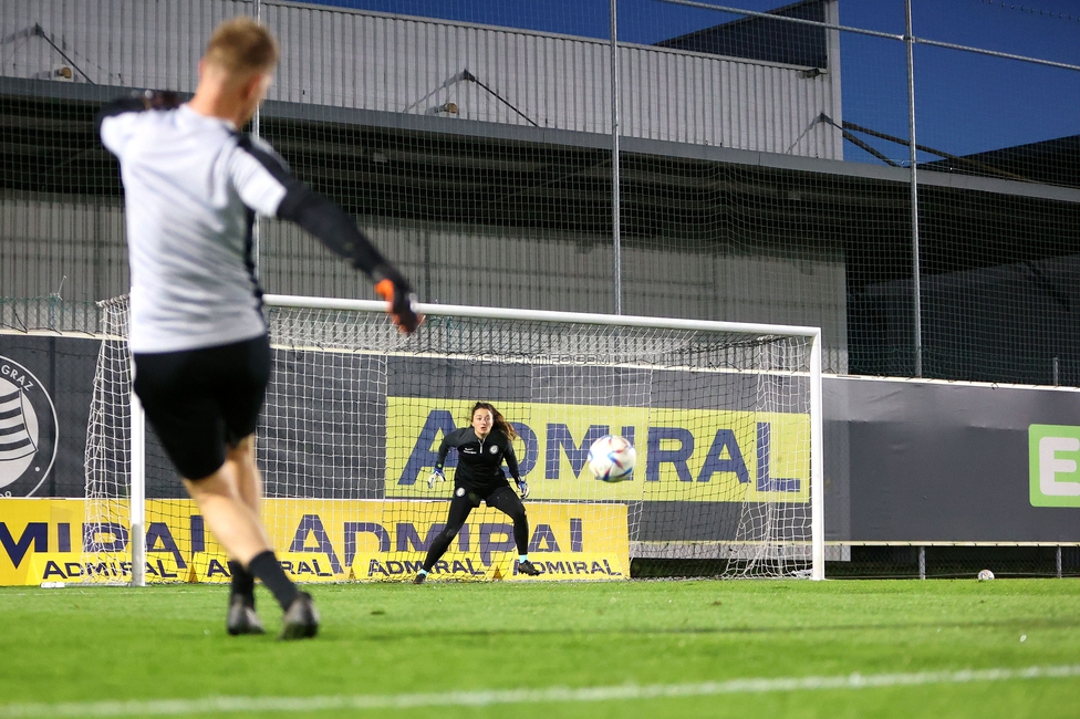 Sturm Damen - Vienna
OEFB Frauen Bundesliga, 8. Runde, SK Sturm Graz Damen - First Vienna FC 1894, Trainingszentrum Messendorf, 04.11.2023. 

Foto zeigt Daniel Gutschi (Torwart-Trainer Sturm Damen) und Vanessa Gritzner (Sturm Damen)
