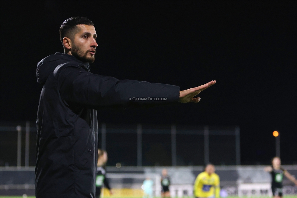 Sturm Damen - Vienna
OEFB Frauen Bundesliga, 8. Runde, SK Sturm Graz Damen - First Vienna FC 1894, Trainingszentrum Messendorf, 04.11.2023. 

Foto zeigt Sargon Duran (Cheftrainer Sturm Damen)
